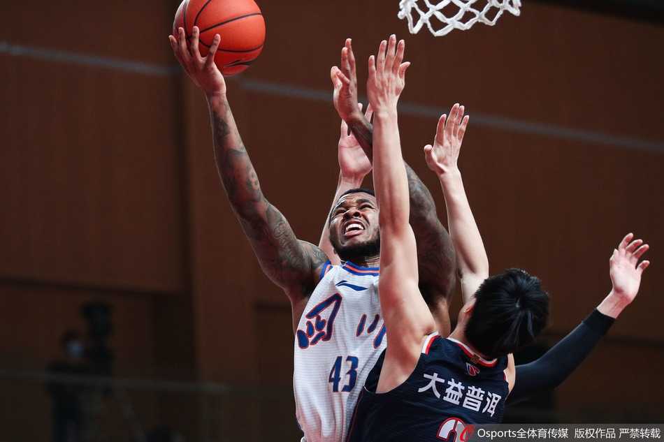 粤川对决年轻力量崭露头角,卫冕冠军用团队篮球诠释深厚底蕴 比赛终场哨响,广东队年轻球员们围成一圈击掌相庆,汗水与笑容交织,团队篮球的信念在这一刻薪火相传。