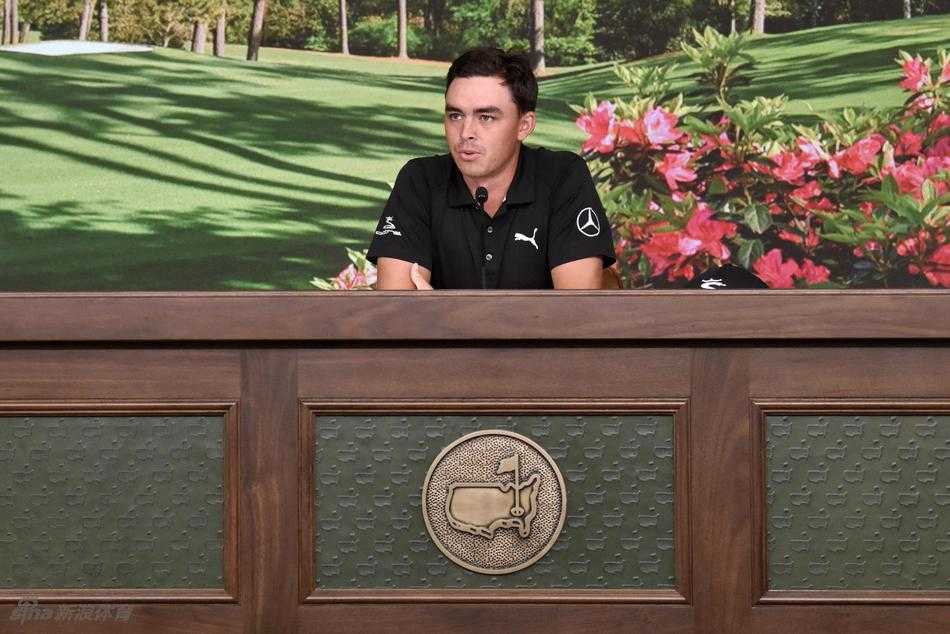 绿茵传奇聚首奥古斯塔梅赛德斯奔驰代言人挥杆大师赛前奏 德国传奇球星伯恩哈德·兰格在奥古斯塔练习果岭上专注推杆,阳光洒在他经验丰富的面庞上