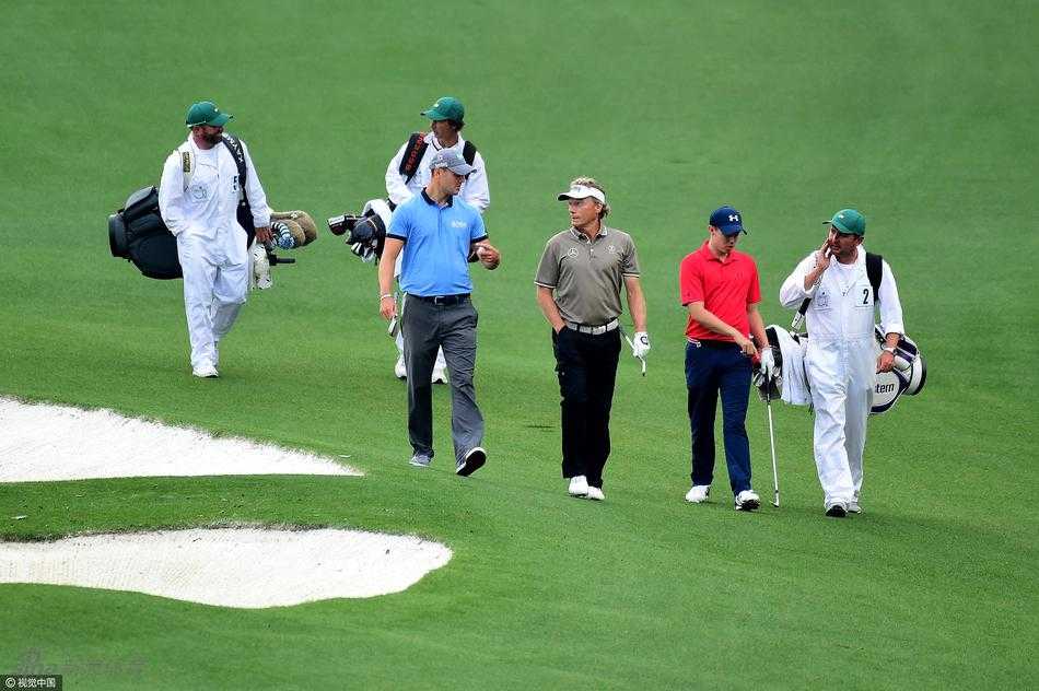 绿茵传奇聚首奥古斯塔梅赛德斯奔驰代言人挥杆大师赛前奏 马丁·凯梅尔在奥古斯塔球道上优雅挥杆,身姿挺拔尽显前世界球王风范