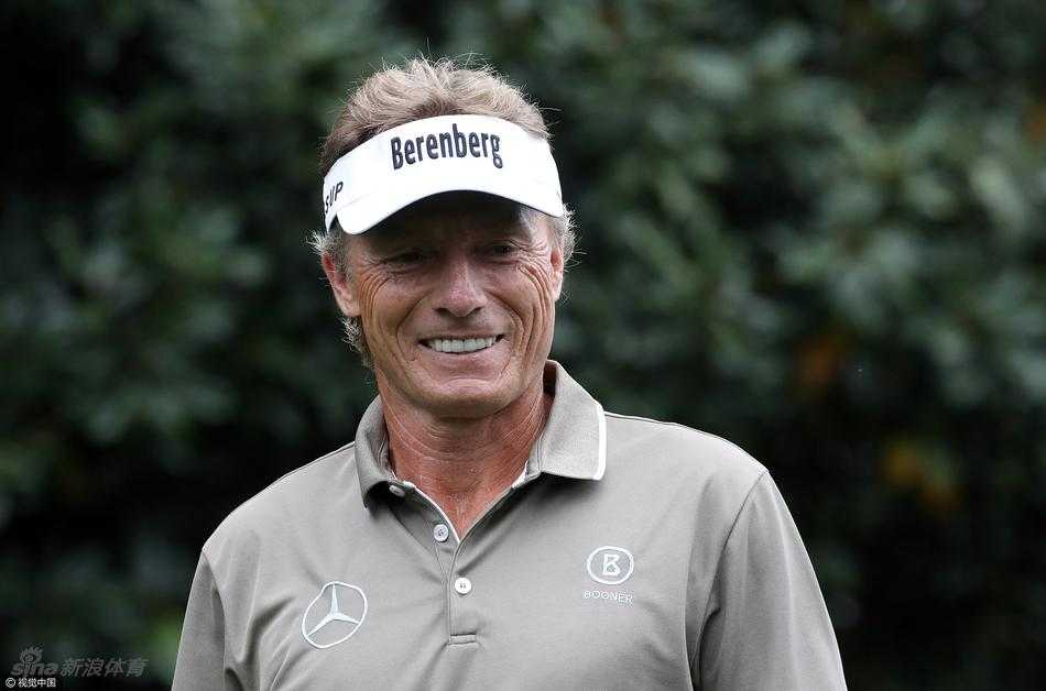 绿茵传奇聚首奥古斯塔梅赛德斯奔驰代言人挥杆大师赛前奏 瑞奇·福勒在新闻发布会上露出标志性灿烂笑容,与现场记者轻松互动