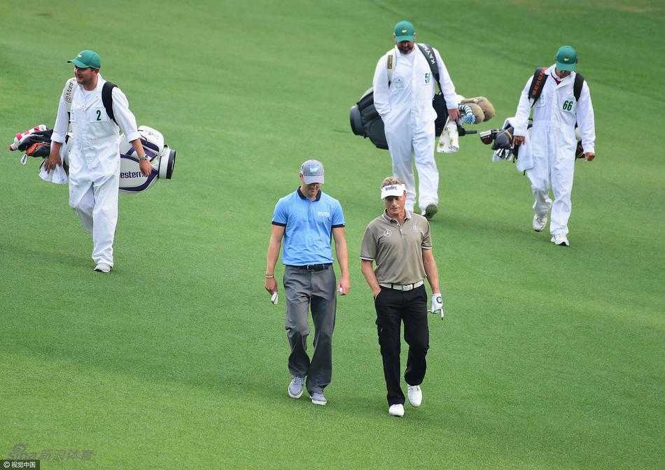 绿茵传奇聚首奥古斯塔梅赛德斯奔驰代言人挥杆大师赛前奏 瑞奇·福勒侧耳倾听记者提问,神情专注若有所思