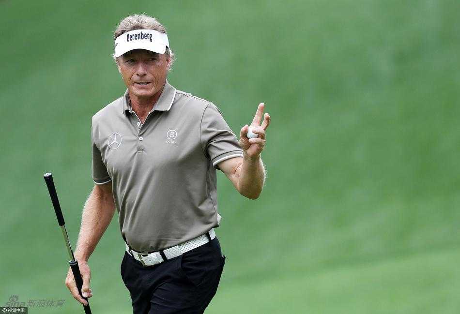 绿茵传奇聚首奥古斯塔梅赛德斯奔驰代言人挥杆大师赛前奏 伯恩哈德·兰格亲切地为围栏外的热情球迷签名留念,展现传奇球星的亲民一面