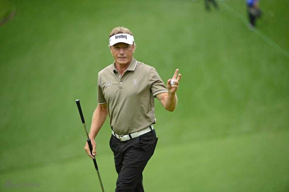 绿茵传奇聚首奥古斯塔梅赛德斯奔驰代言人挥杆大师赛前奏 奥古斯塔三杆洞挑战赛现场氛围热烈,球员与观众共同沉浸在高尔夫运动的欢乐之中