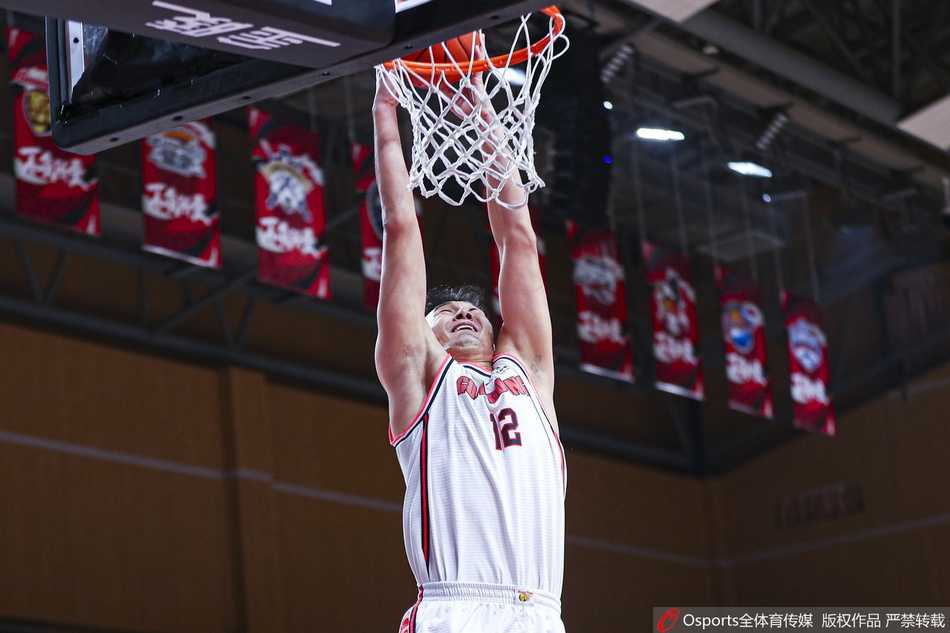 粤沪大战风云再起 广东宏远用团队篮球击溃上海大鲨鱼 广东队外援布鲁克斯在防守球员的围堵中高高跃起,手腕轻柔一抖完成高难度投篮,整个动作行云流水仿佛空中舞蹈