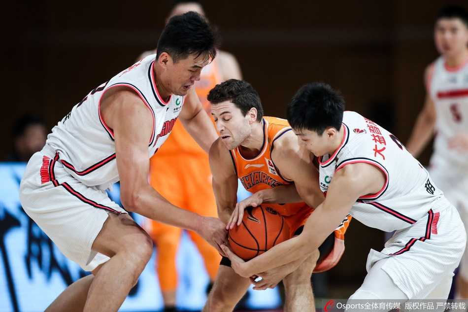 粤沪大战风云再起 广东宏远用团队篮球击溃上海大鲨鱼 宗赞在外线果断出手三分,防守球员奋力扑防却为时已晚,篮球离开指尖的瞬间仿佛带着火焰直奔篮筐