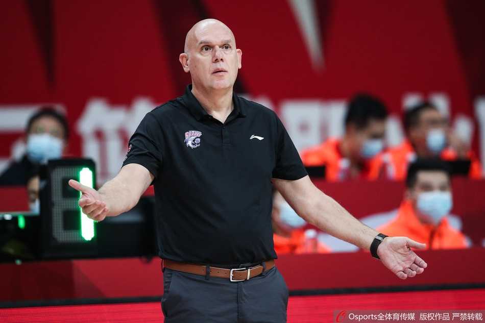 粤沪大战风云再起 广东宏远用团队篮球击溃上海大鲨鱼 董瀚麟在完成抢断后仓促出手三分,皮球在空中划出美妙弧线,他紧握双拳目送篮球压哨入网的瞬间成为上海队上半场最燃画面