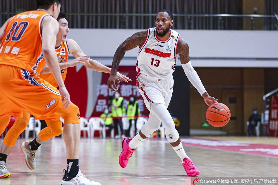 粤沪大战风云再起 广东宏远用团队篮球击溃上海大鲨鱼 上海队外援弗雷戴特面对赵睿的贴身紧防,眼神坚定地持球突破,两人肌肉紧绷的对抗瞬间定格了这场比赛的激烈程度