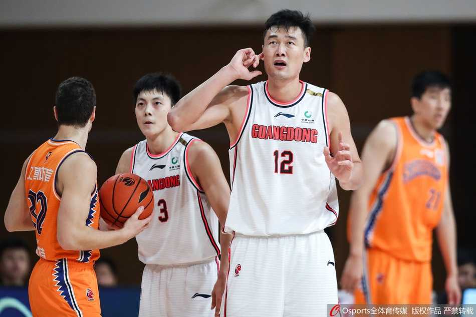 粤沪大战风云再起 广东宏远用团队篮球击溃上海大鲨鱼 马尚·布鲁克斯面对双人包夹毫无惧色,眼神中透露着杀手的冷峻,手腕轻拨将球送出的瞬间仿佛时间都已静止