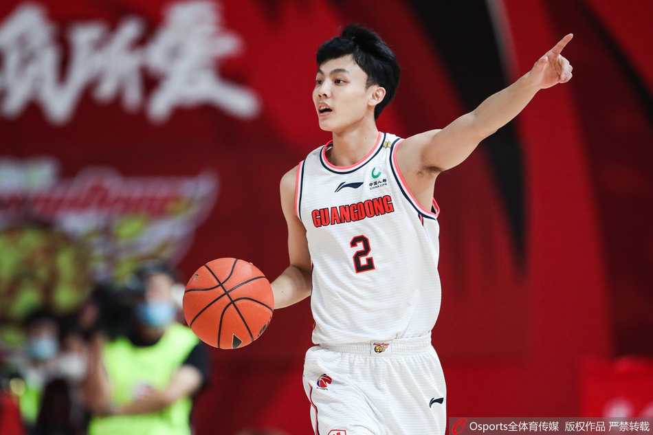 粤沪大战风云再起 广东宏远用团队篮球击溃上海大鲨鱼 威姆斯快攻中高高跃起双手暴扣,整个身体在空中舒展如大鹏展翅,身后的上海队防守球员只能沦为背景板