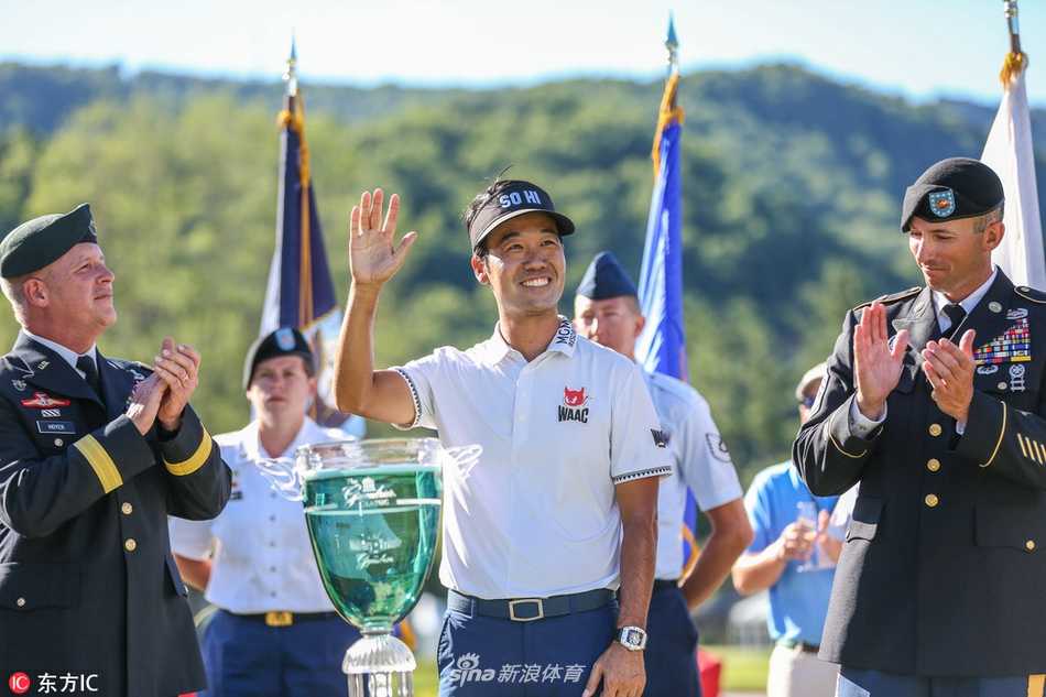 绿茵传奇:罗相昱捧杯时刻与高尔夫巨星风采 罗相昱兴奋地将手机对准自己与奖杯,记录下这永生难忘的胜利自拍时刻