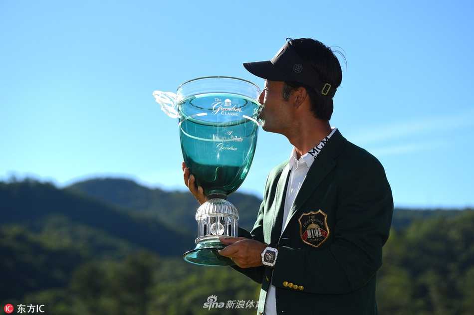 绿茵传奇:罗相昱捧杯时刻与高尔夫巨星风采 罗相昱闭目深情亲吻冠军奖杯,唇边是历经艰辛后最满足的微笑
