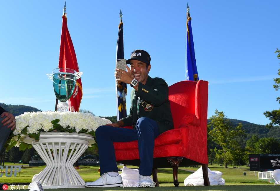 绿茵传奇:罗相昱捧杯时刻与高尔夫巨星风采 凯利-科拉夫特在决赛轮中凝神准备推杆,专注的神情仿佛世界只剩他与球洞