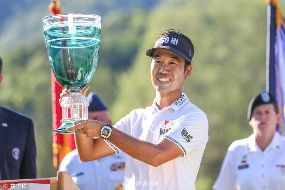 绿茵传奇:罗相昱捧杯时刻与高尔夫巨星风采 米克尔森在果岭上露出标志性的温暖笑容,尽显传奇球员的从容气度