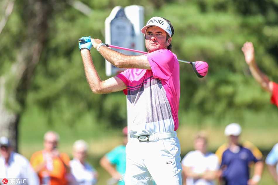 绿茵传奇:罗相昱捧杯时刻与高尔夫巨星风采 山姆-桑德斯在沙坑中冷静救球,沙粒飞溅展现出高超的技巧与专注