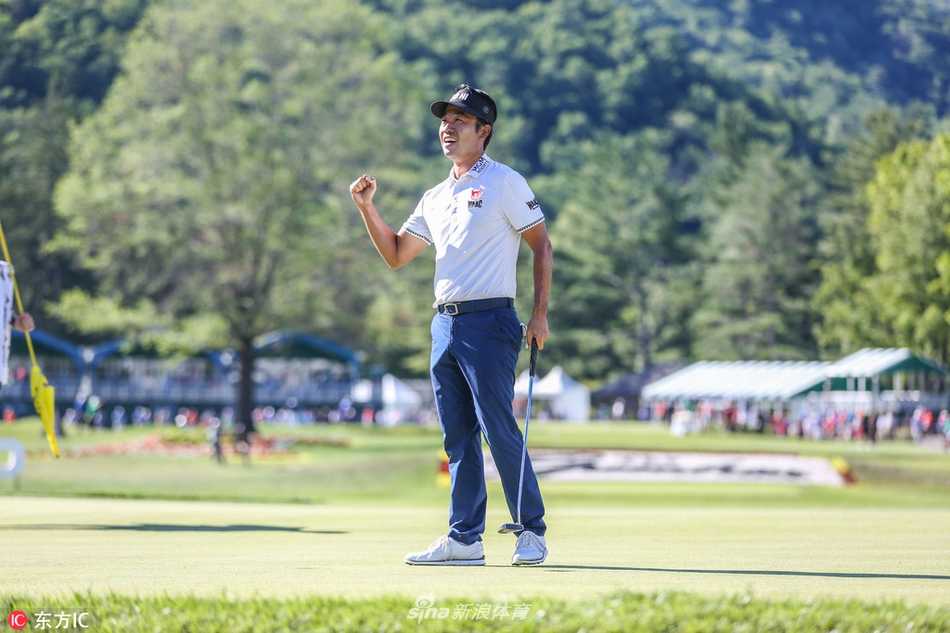 绿茵传奇:罗相昱捧杯时刻与高尔夫巨星风采 赞德-谢奥菲勒在球道上观察线路,年轻的眉宇间闪烁着对胜利的渴望