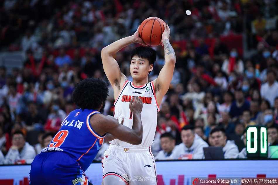 广东队后卫胡明轩如飞人般腾空上篮，身体在空中拉出一道优美的弧线，面对防守悍将阿尔斯兰的封堵依然从容出手。