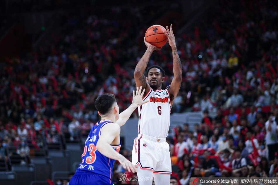 宏远老将易建联腾空跃起，长臂舒展如大鹏展翅，死死罩住新疆队高塔法尔的投篮路线，上演了一场令人窒息的天空对决。