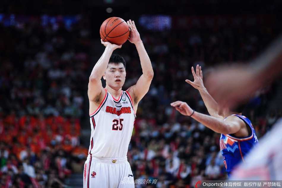 广东队外援马尚-布鲁克斯与新疆队西尔扎提倒地拼抢，篮球在地板上滚动，双方眼神紧锁皮球，诠释了寸土必争的激烈对抗。