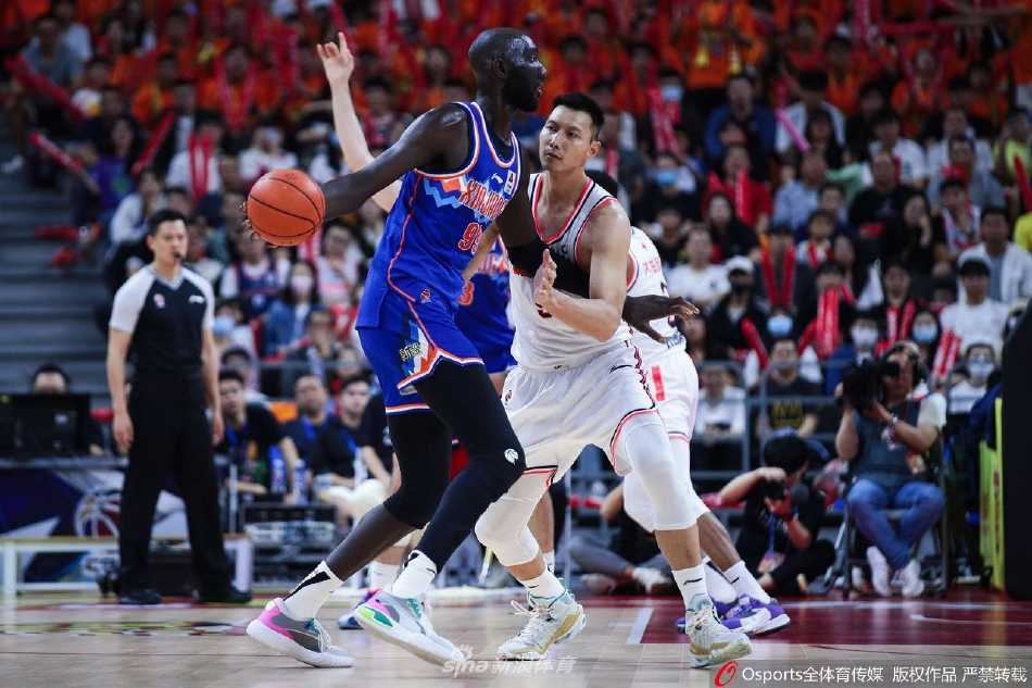 新疆核心阿不都沙拉木持球强行突破，面对广东队层层防线，以强硬的姿态杀入内线上篮，展现了队长的担当。
