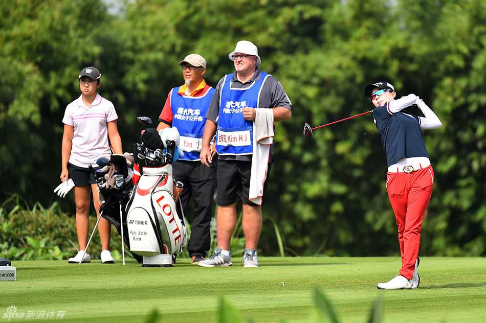 绿茵倩影:女子高尔夫赛场上的实力与风采 中华台北姑娘林子麒在球场果岭上仔细观察推杆线路,神情认真而沉着。