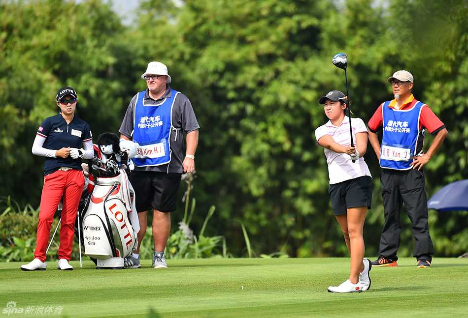 绿茵倩影:女子高尔夫赛场上的实力与风采 韩国选手金孝周在比赛中全神贯注地准备开球,目光坚定,展现了职业球员的专注与自信。