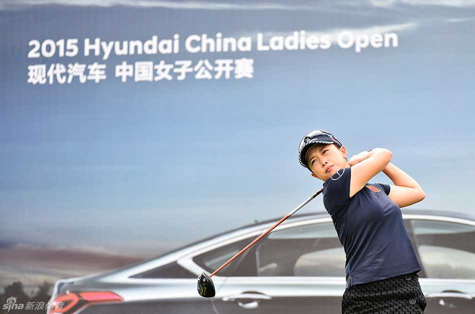 绿茵倩影:女子高尔夫赛场上的实力与风采 中国女将叶莉英在球场上迎风而立,长发飘逸,展现出独特的气质与风范。