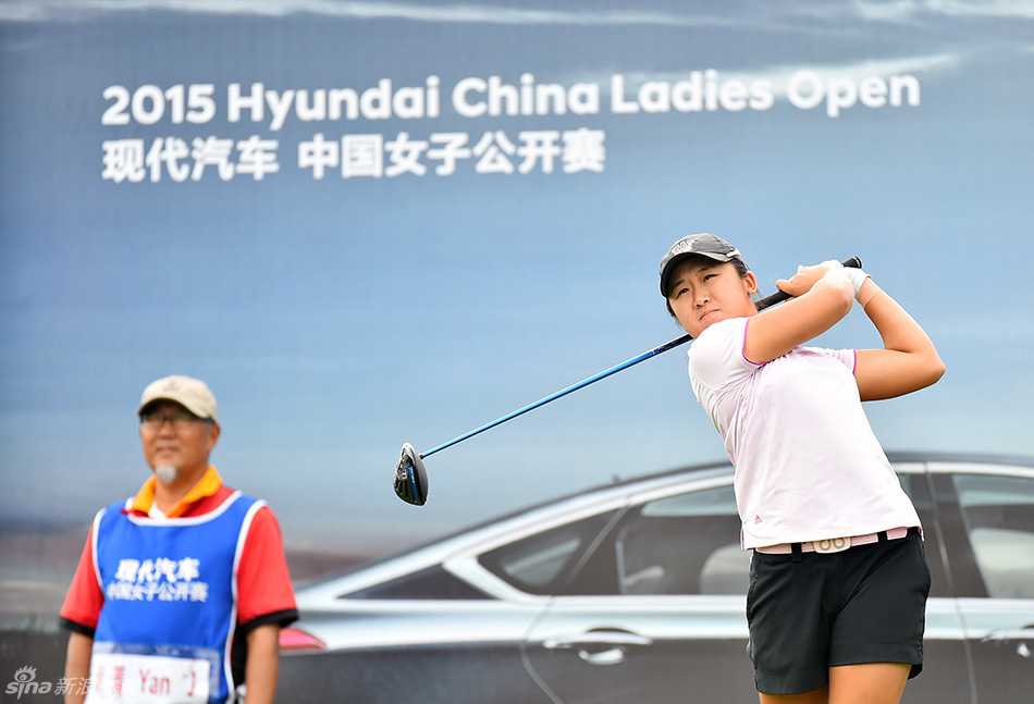 绿茵倩影:女子高尔夫赛场上的实力与风采 韩国名将金孝周在发球台上优雅转身,完成了一次完美的开球挥杆。