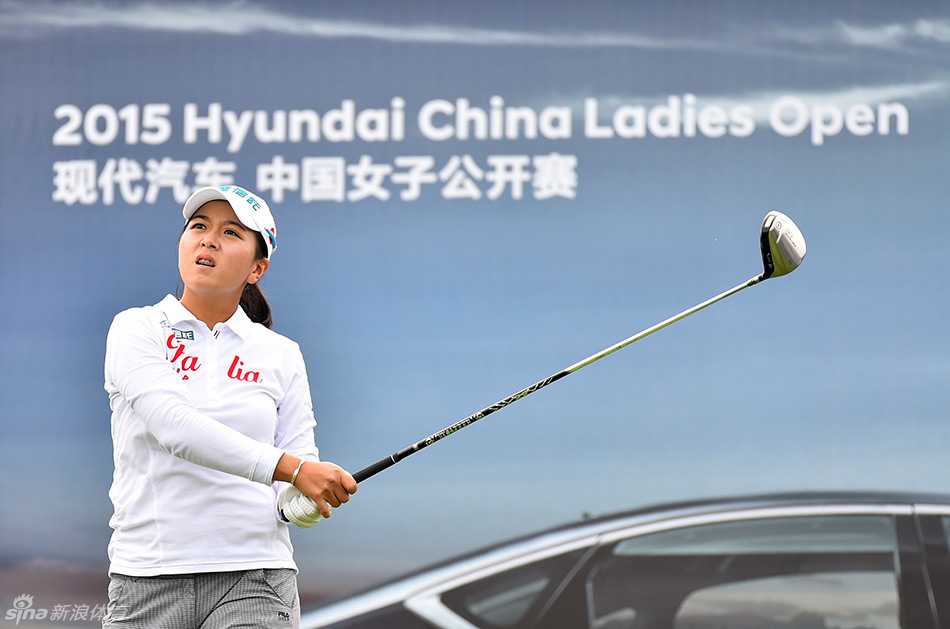 绿茵倩影:女子高尔夫赛场上的实力与风采 韩国名将金孝周与同胞田仁智一同漫步球场,两人进行着轻松的交流。