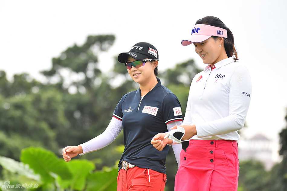 绿茵倩影:女子高尔夫赛场上的实力与风采 中国选手阎菁在比赛中全心投入,正做出标准的推杆跟随动作,眼神紧随小白球。