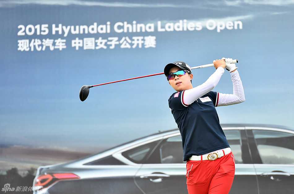 绿茵倩影:女子高尔夫赛场上的实力与风采 中国美女球手黎佳韵在比赛中表情专注,正在果岭上仔细研判推杆的线路与力度。