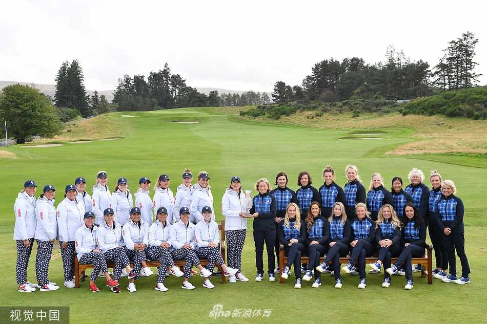 美国队全体队员身着整齐队服，在练习场边并肩而立，展现自信笑容与强大团队凝聚力。