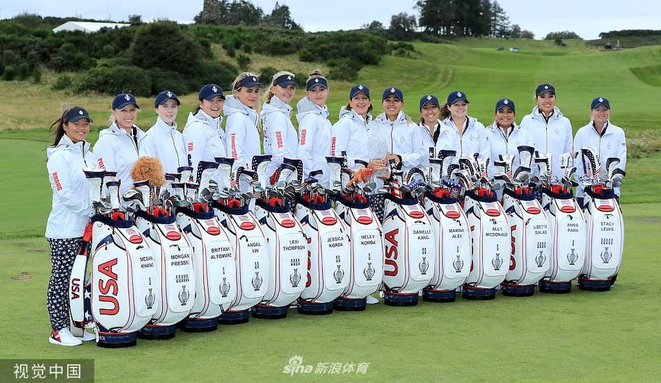 科达姐妹在美国队阵营中有说有笑，姐妹情深的默契成为团队战斗中温暖而有力的纽带。