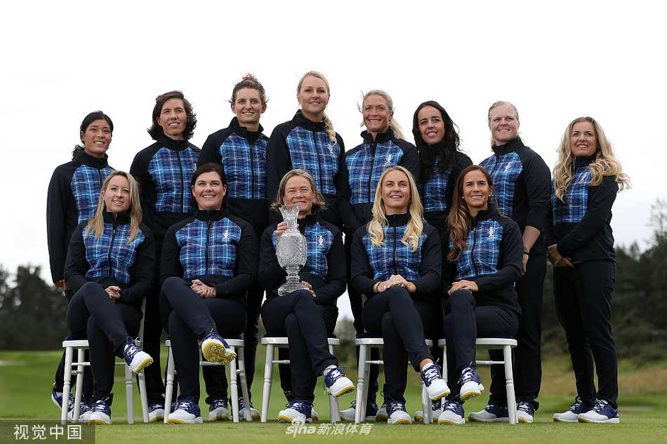 美国队莱克西-汤普森在练习日中神情专注，于开阔的球道上优雅挥杆，阳光为她的身影勾勒出金色轮廓。