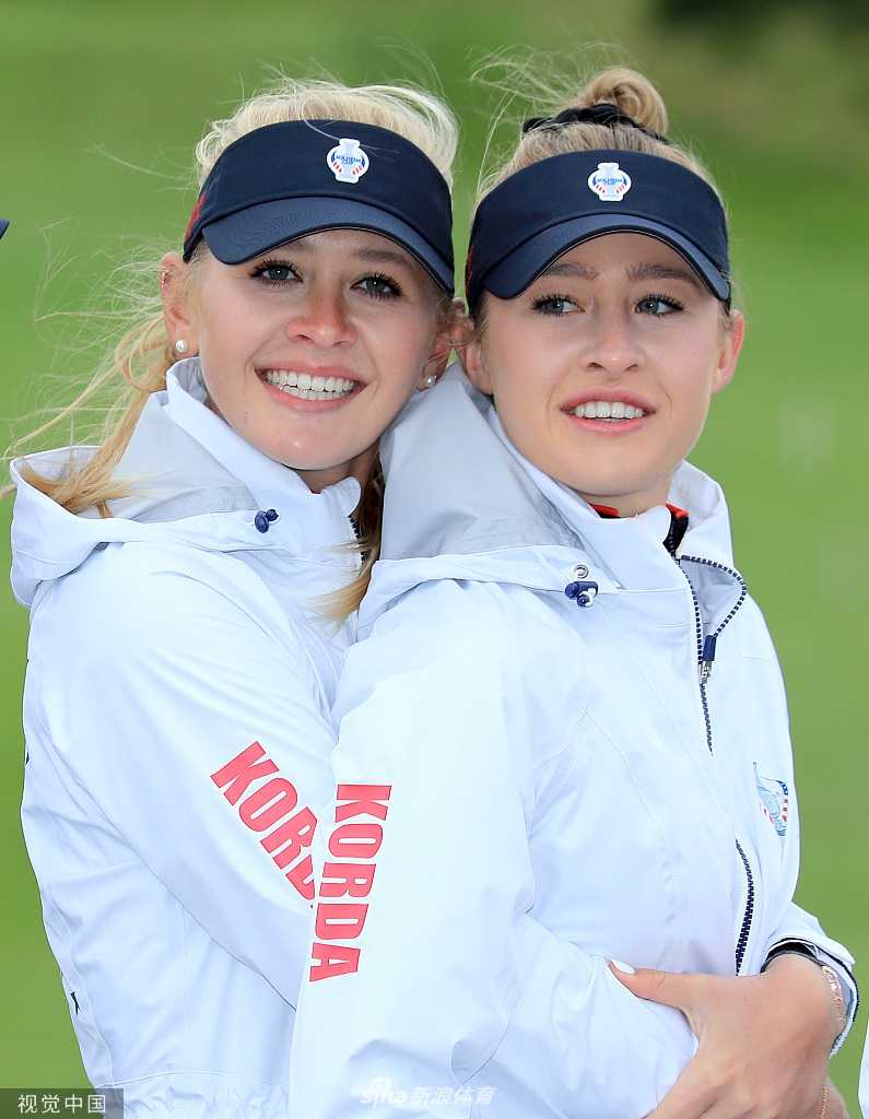 美国队杰西卡-科达身着专业运动装束，目光锐利地望向远方球道，做好全力出击的准备。