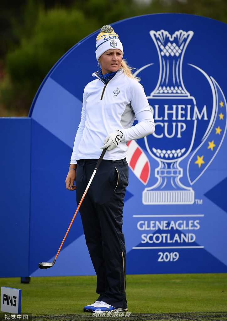 美国队姜孝林与队友梅根-康在练习间隙并肩而行，面带微笑亲切交谈，展现队友间的融洽情谊。