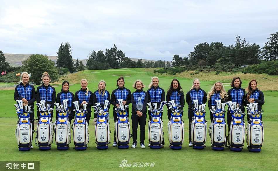 欧洲队主力安娜-诺德奎斯特在果岭边凝神推杆练习，神情冷静，尽显大赛球员的沉稳风范。