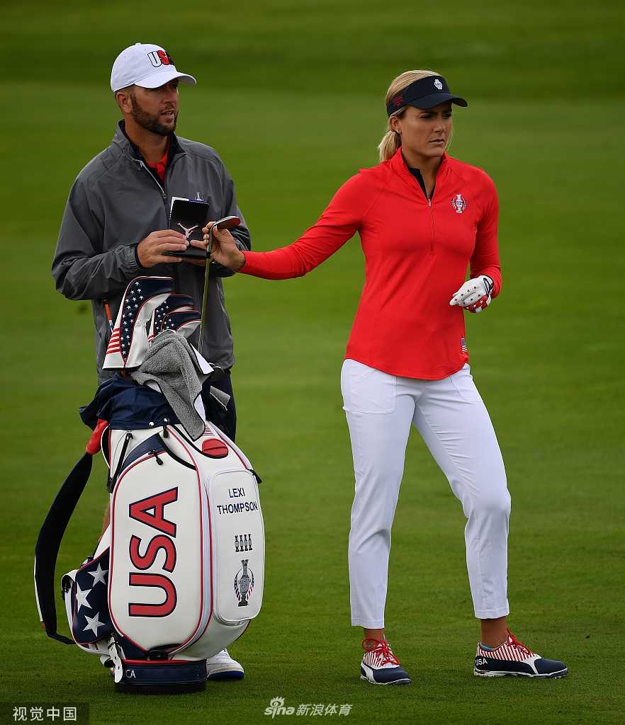 美国队队员们于练习场边围聚，进行战术讨论或轻松说笑，团队氛围既严肃又活泼。