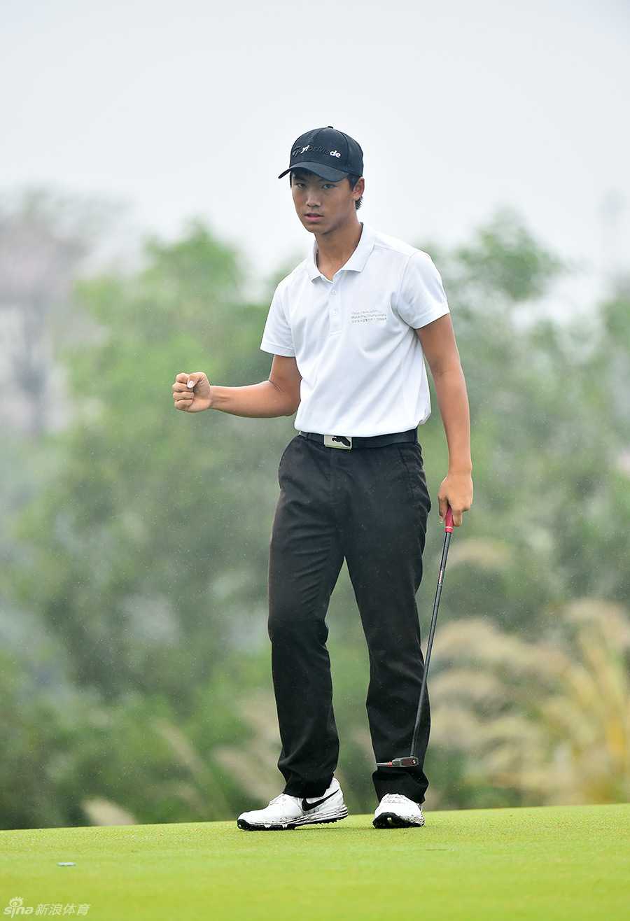 绿茵光影下的挥洒青春记 陈逸龙在成功击出关键一球后,紧握拳头,面向天空发出无声的呐喊,脸上写满了释放与喜悦。