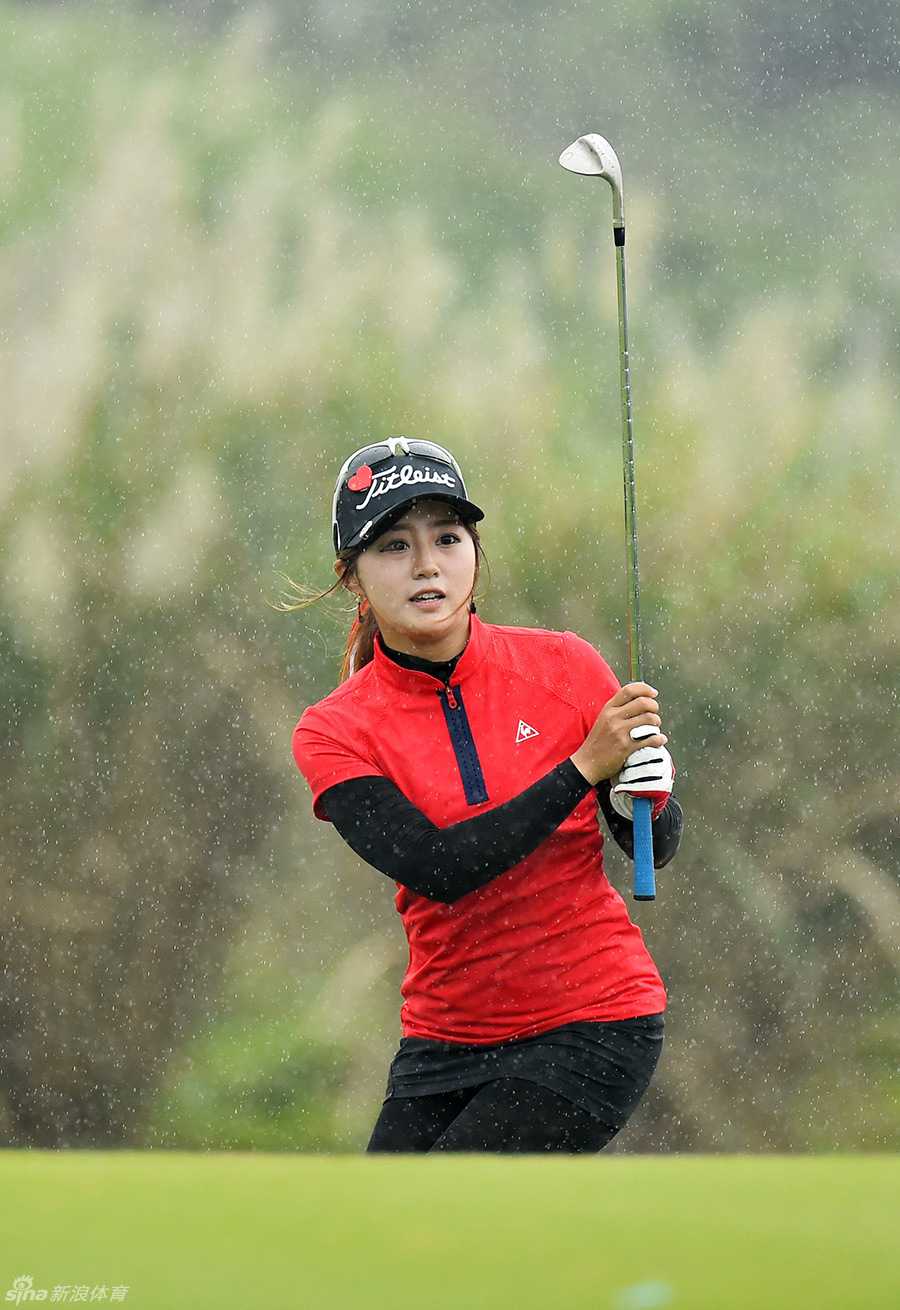 绿茵光影下的挥洒青春记 宋依霖身着亮眼红衣,在细密的雨丝中沉稳转身,球杆划破雨幕,勾勒出充满力量与美感的弧线。