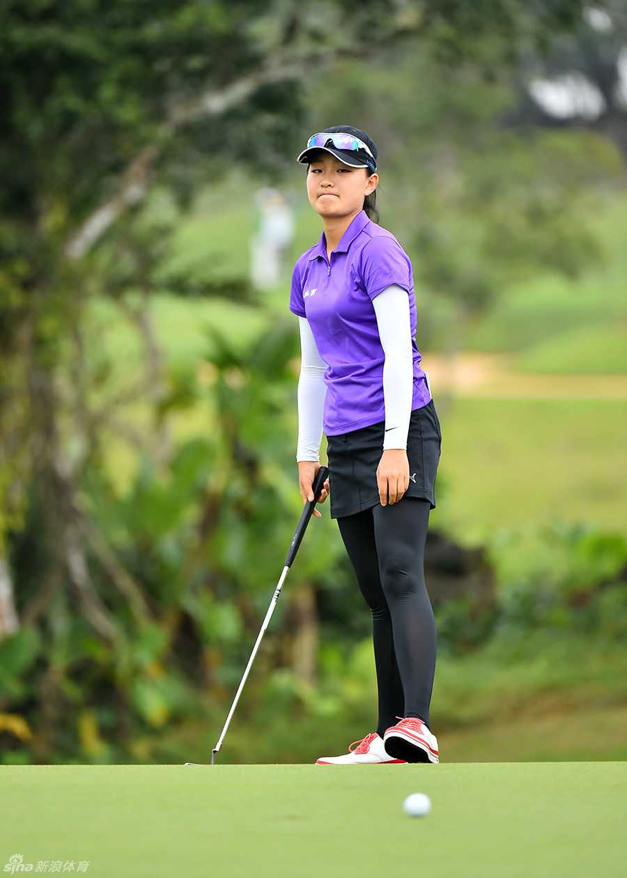 绿茵光影下的挥洒青春记 林钰鑫与陈逸龙在球道上并肩而行,边走边聊,神情轻松,仿佛正在交流刚才一杆的心得,展现了赛场上的友谊。