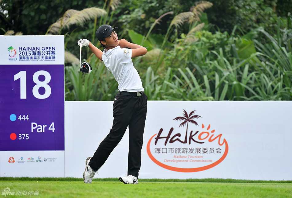 绿茵光影下的挥洒青春记 林钰鑫在一号洞开球,动作流畅而充满爆发力,晨光或暮色为其身影勾勒出一道充满动感的金色轮廓。