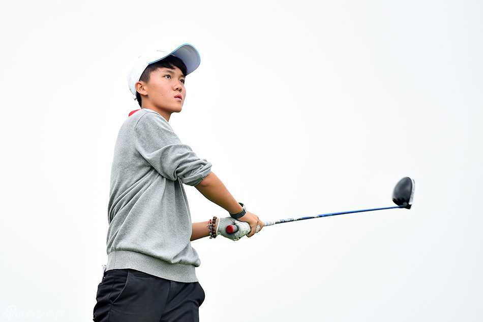 绿茵光影下的挥洒青春记 杜墨含与李佳雯、韩雨岑等选手同组出发,她们正走向下一个发球台,专注地观察着前方的球道布局。