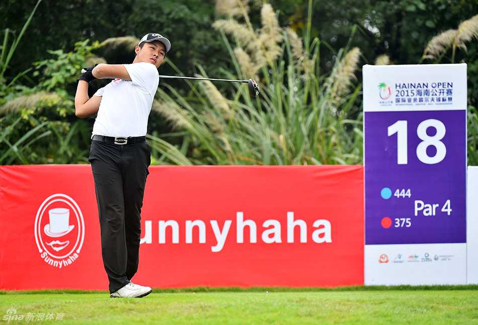 绿茵光影下的挥洒青春记 陈逸龙在第十八洞准备开球,他神态镇定,正进行最后的瞄准,整个球场最关键的挑战之一即将展开。