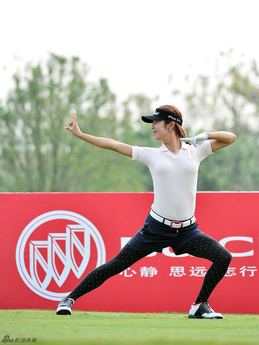 美女球手郭艾榛侧身专注瞄球，优雅姿态与身后朦胧的花树相映成趣，尽显力与美的结合