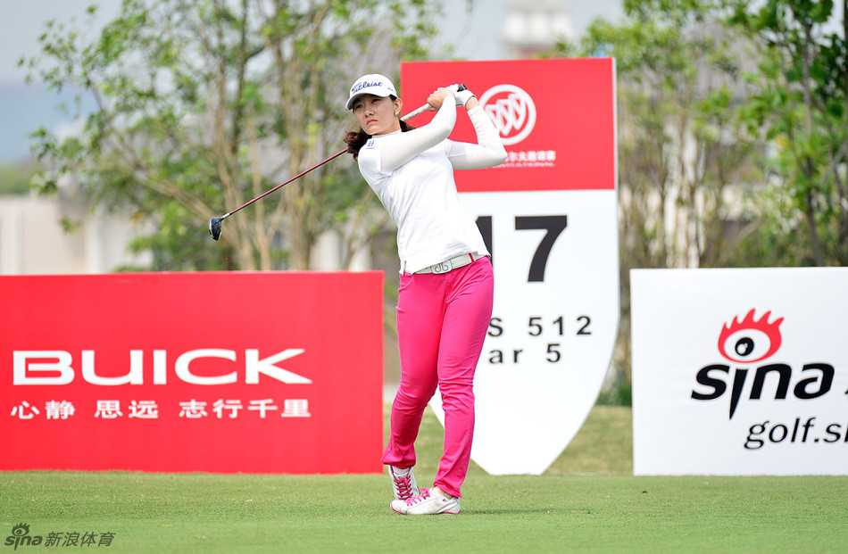 刘娟娟舒展身姿练习武术，动作行云流水，背景里怒放的花簇仿佛也在为她的柔韧与力量喝彩