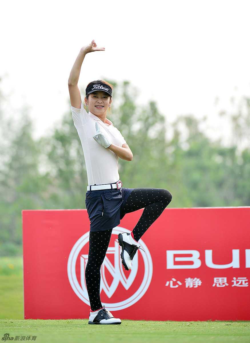 张玉阳步履坚定地穿行于缤纷花海，身影与身后如霞似锦的花丛构成一幅动人的运动画卷