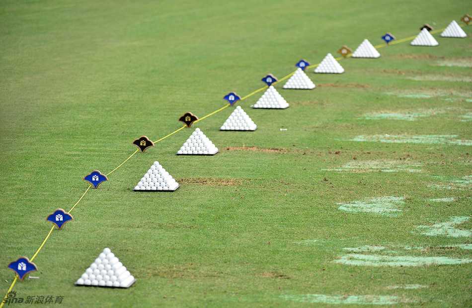 泰国选手莎露塔雅面露微笑从容击球，异国风采与东方花海交织成和谐一幕