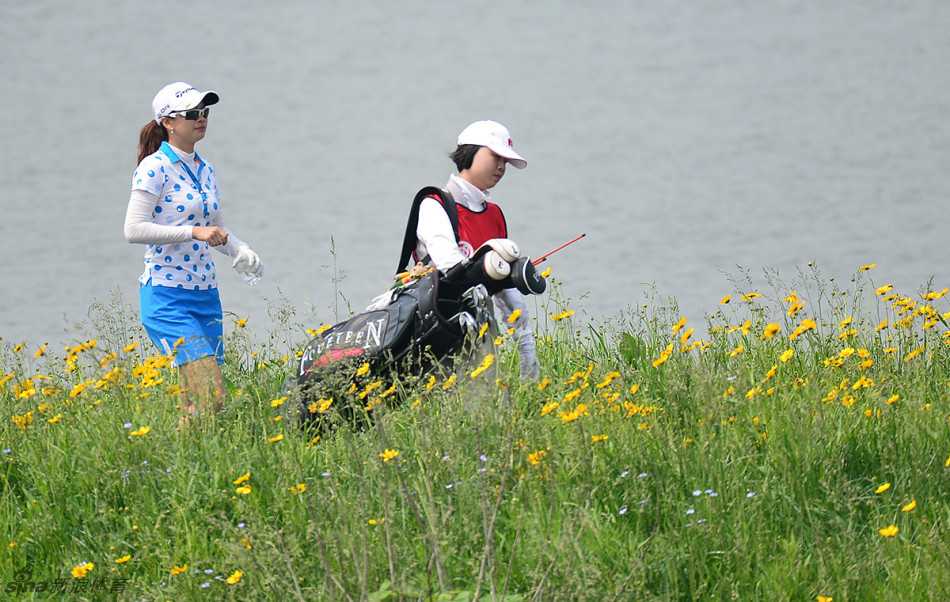 孙兰兰自信推杆瞬间，神情沉稳，她已稳步闯入领先榜，成为花海赛场中瞩目的焦点