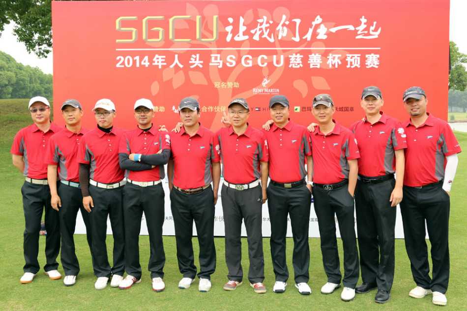 嘉宾在雅致的签到台前微笑留名，背景板上的赛事标识熠熠生辉，预示着一天精彩活动的开始。