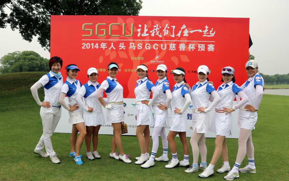 绿茵善缘:沪上高球爱心联盟慈善赛纪实 选手沉着应对沙坑挑战,杆头划过沙面激起一道优雅的弧线,小球精准地向果岭飞去。